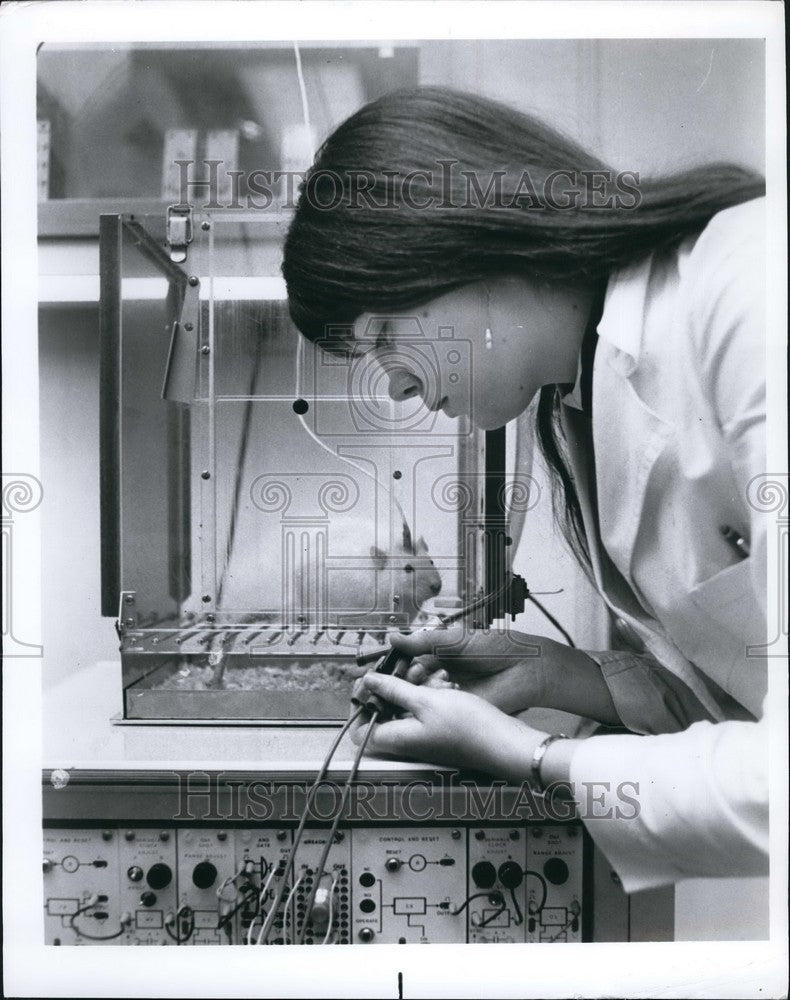 Press Photo Graduate student Sarah Leibowits at Rockefeller University. - Historic Images