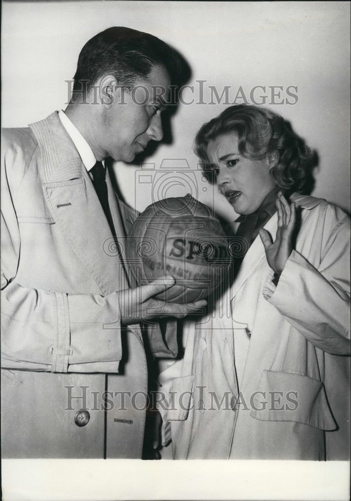 1957 Press Photo Paul Meurisse and Jeanne Moreau Ecehoau porteur! - KSB40319-Historic Images