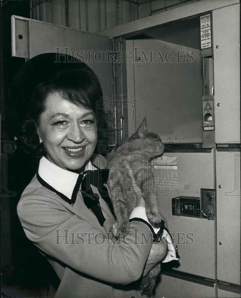 1976, Cat Stuck In Union Station Locker - KSB40569 - Historic Images