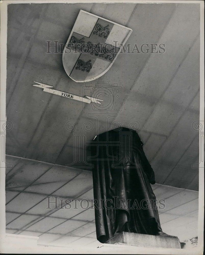 1953 Press Photo stand roof on statue of George Canning at Westminster - Historic Images