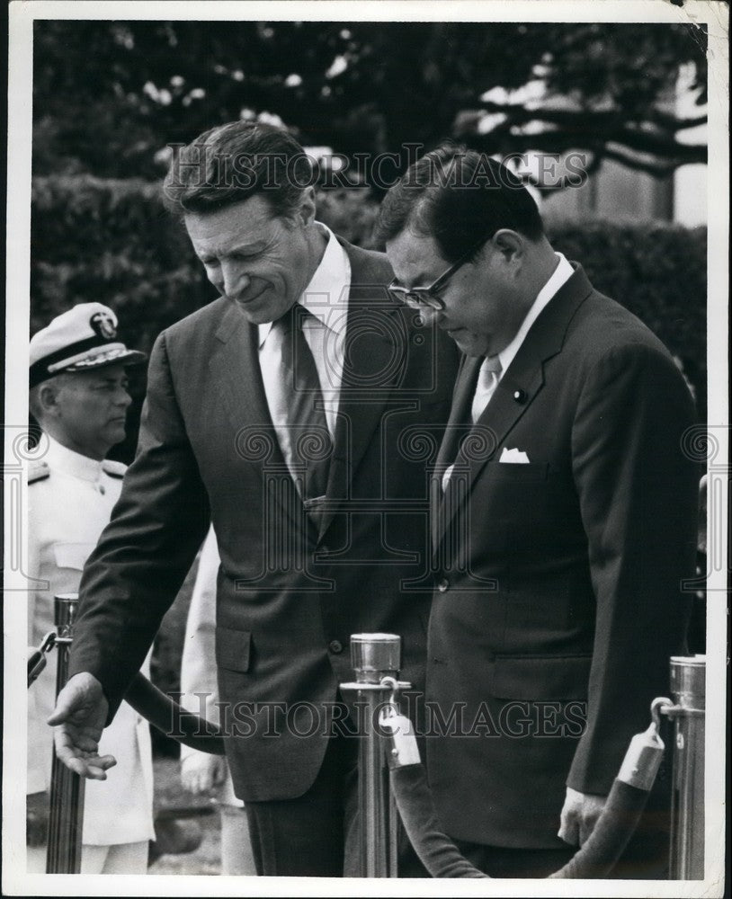 1983 Press Photo Caspar Weinberger/US Defense Secretary/Kazuo Tanikawa/Japan - Historic Images
