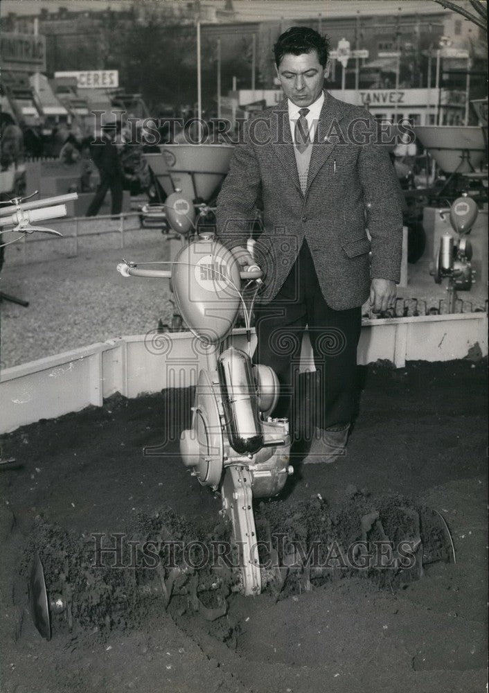 1959, Moto-Hoe at Paris Agriculture Show - KSB40683 - Historic Images