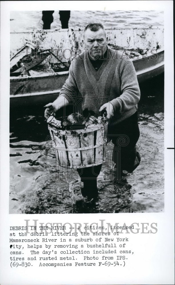 Press Photo Citizen Removes Trash From Mamaroneck River, A New York City Suburb - Historic Images