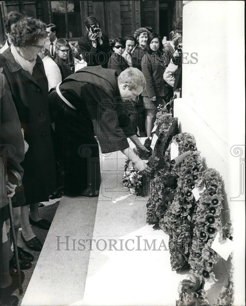 1968 Press Photo Franciscan Monk Brother Selwyn Places Wreath On Cenotaph - Historic Images