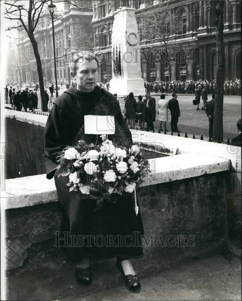 1960 Franciscan Monk Brother Selwyn With A Wreath - Historic Images