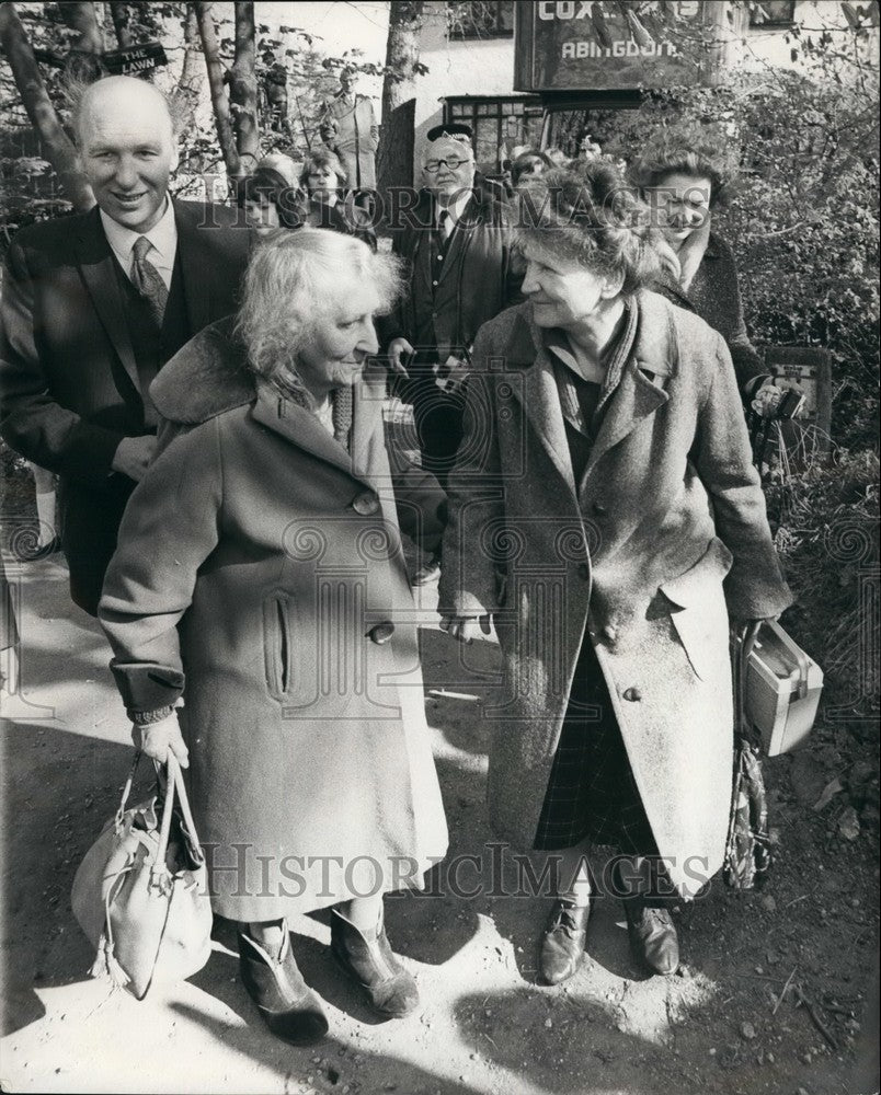 1972 Protesters Kathleen Flower Iris Mason Walking House Barricade - Historic Images