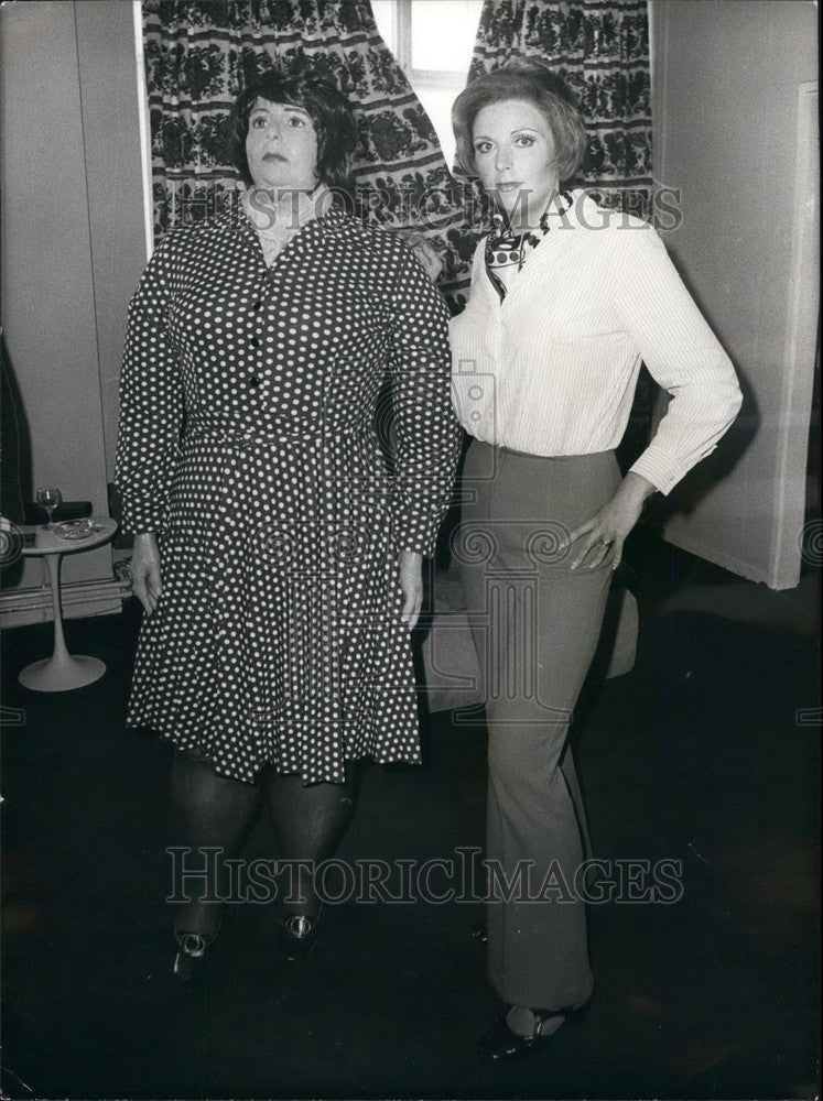 1973 Slimmer Of The Year Award Winner Jeanette Edgar With Mannequin - Historic Images