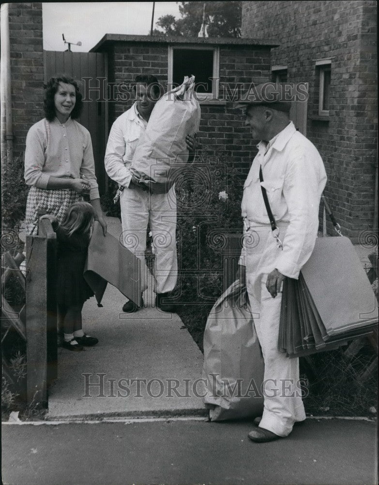 1960 Press Photo Dustman Wearing New White Overalls Couple Talking Kent-Historic Images