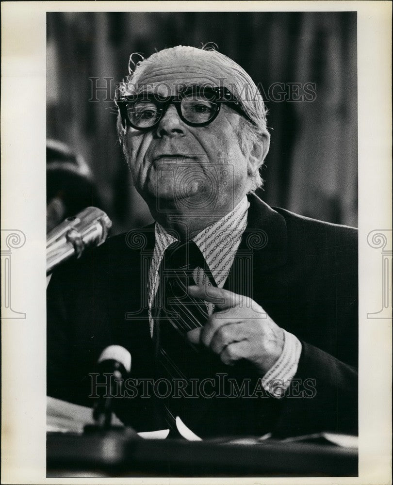 1975 Press Photo New York Mayor, Abraham D. Beame, testifying - KSB40883 - Historic Images