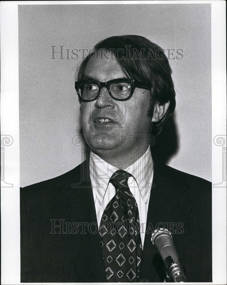 Press Photo District Attorney Candidate William Van Den Huevel Giving Speech - Historic Images