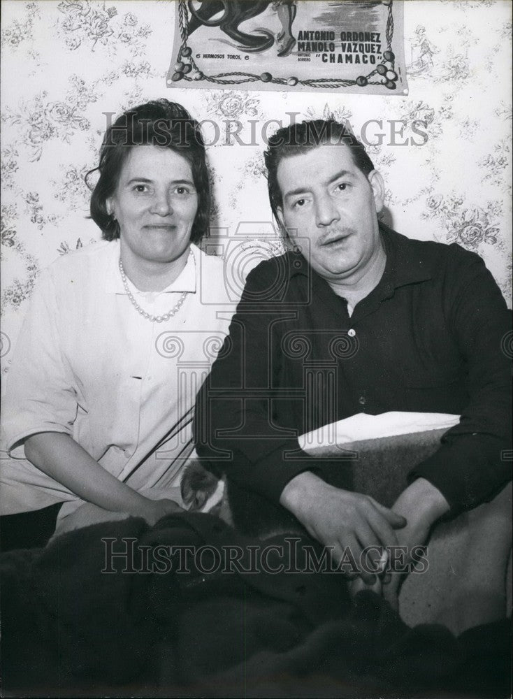 Press Photo Ghistie, The Concierge Of The House Pictured With His Wife - Historic Images