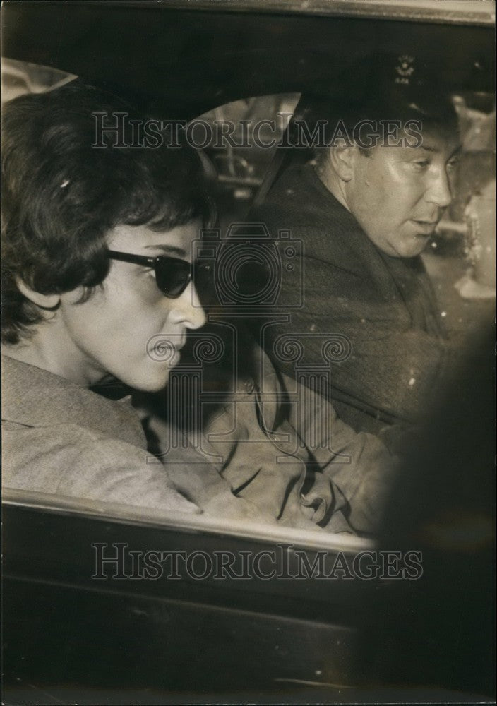 1966 Press Photo Ben Barka&#39;s wife &amp; brother in law arrive at the Paris courts-Historic Images
