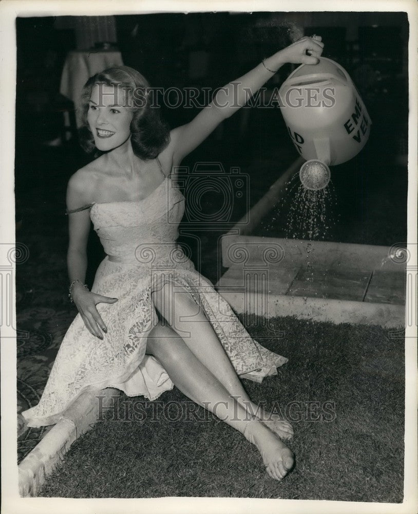 1957 Press Photo Introduction In Britain of New Lawn Grass - KSB41437 - Historic Images