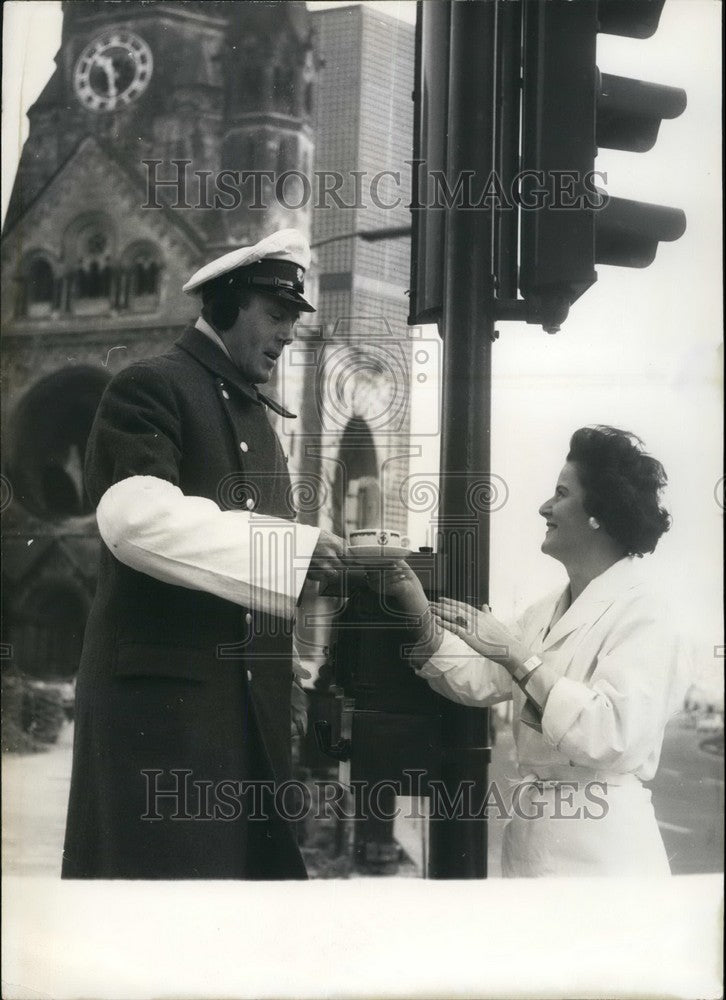 1961, Berlin Policeman at the Memorial Church - KSB41461 - Historic Images