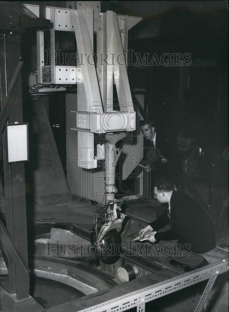 Press Photo Students Examining Underneath Airplane - Historic Images
