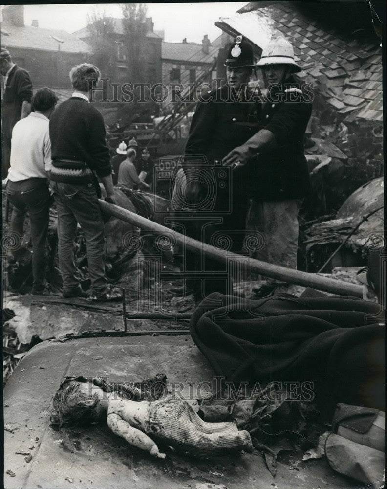 1957, Holiday Airliner Crash Roman Workers Going Through Debris - Historic Images