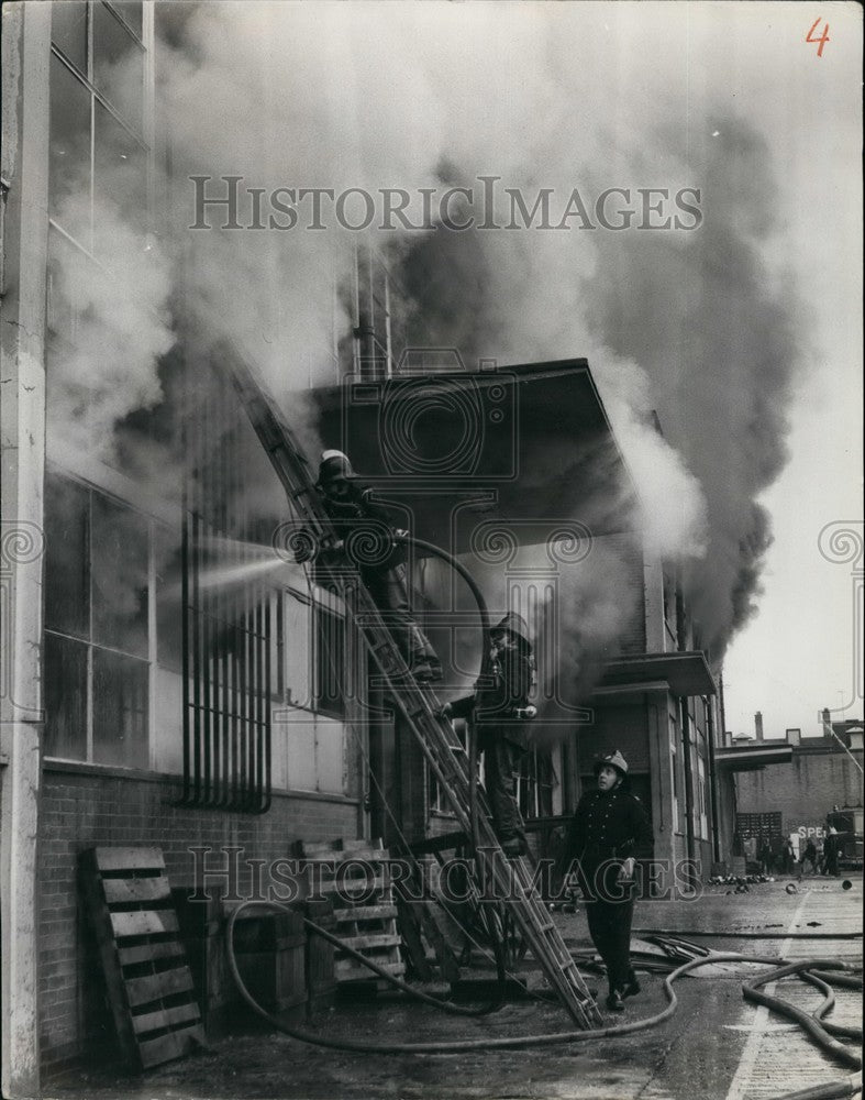 1966 Press Photo Brentwood Vacuum Flask Factory Fire Essex - KSB41775 - Historic Images