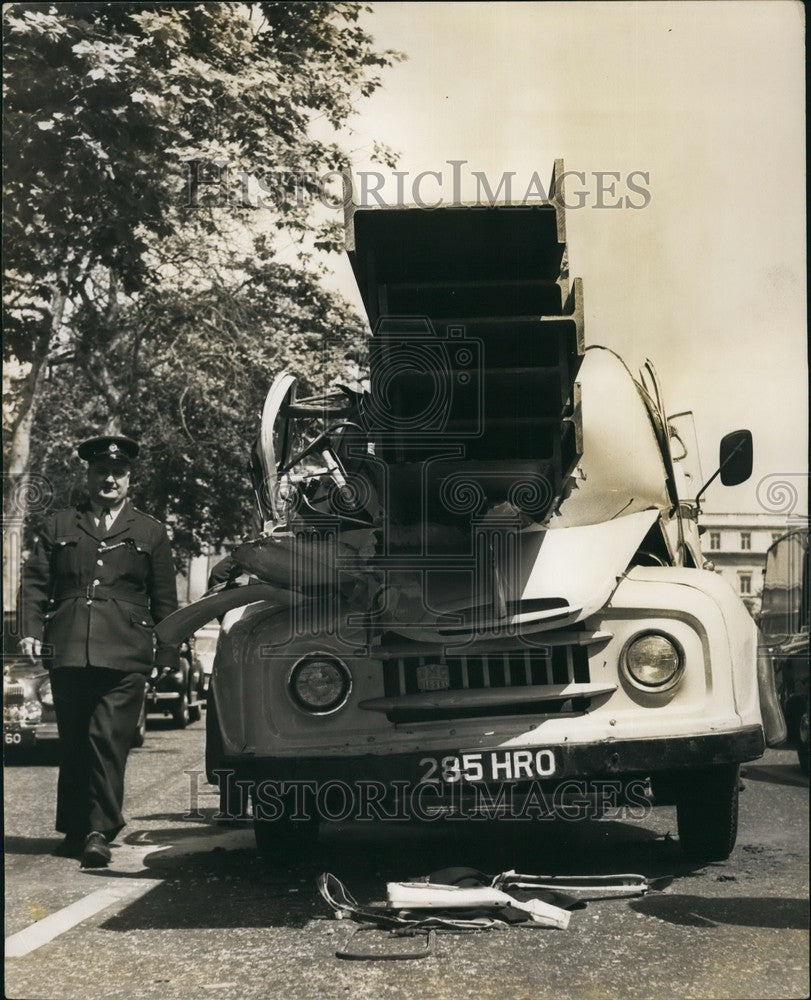 1964 Steel Girder Crushing Driver&#39;s Cab Trafalgar Square - Historic Images