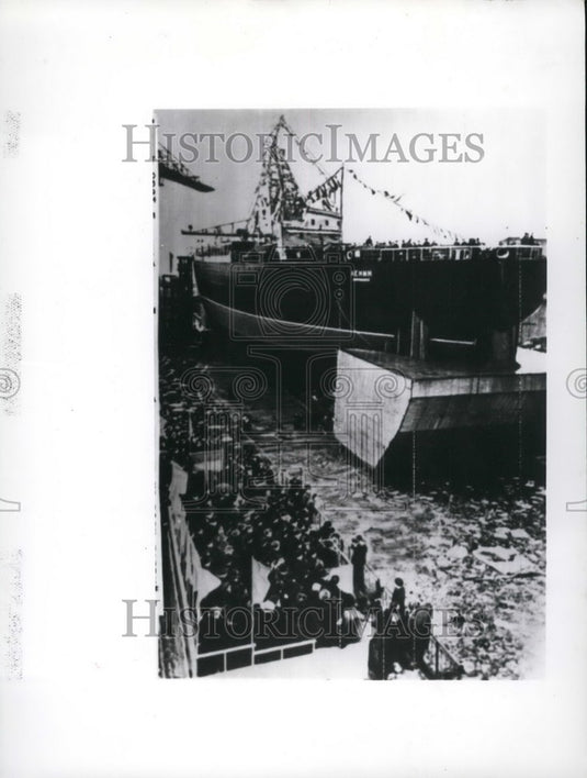 1957 Atomic ice-breaker "Lenin" launched in Leningrad - Historic Images