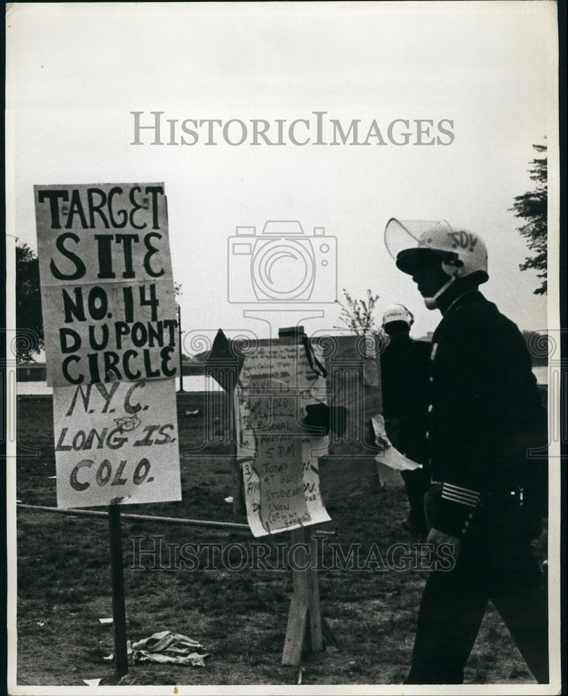 Press Photo Police Officer, Peace City - KSB42023-Historic Images