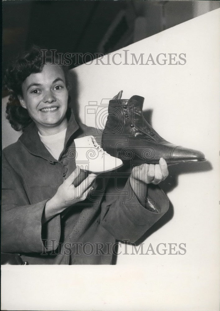 1953 Press Photo Leather Exhibition, Paris - KSB42033-Historic Images