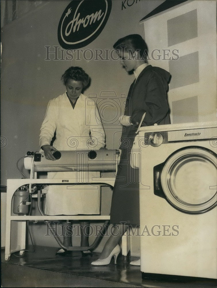 1957 Press Photo Miss Hamburg In Munich Exhibition Heim And Technik-Press-Historic Images