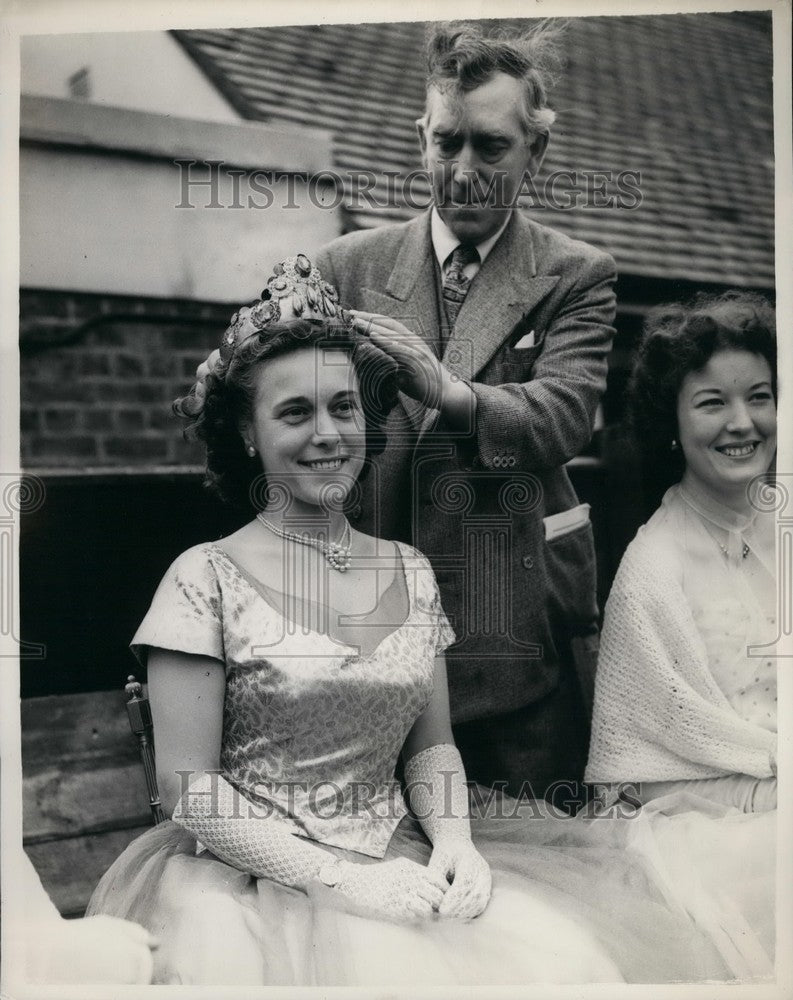 1953 .C. Robertson crowns Mrs. Pither as queen of the fair - Historic Images