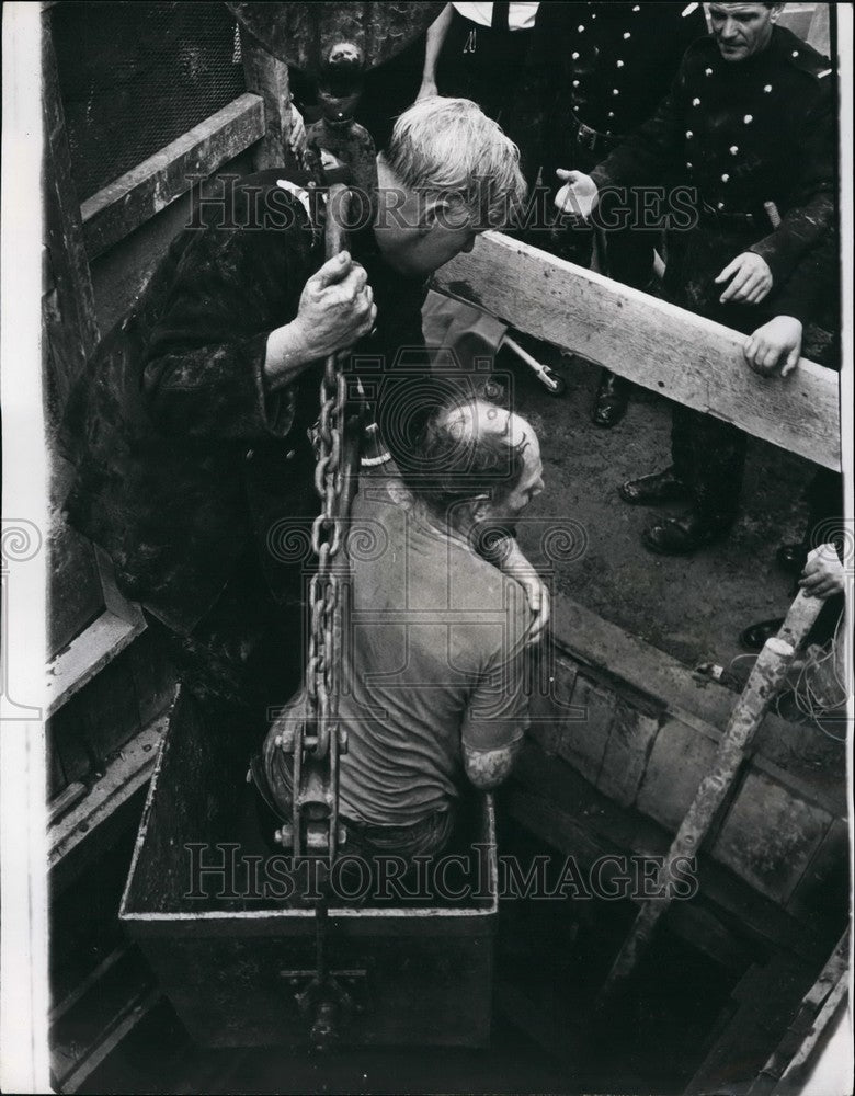 1965 Press Photo Workman, Divisional Officer Sidney Senior, Gas-Filled Sewer - Historic Images