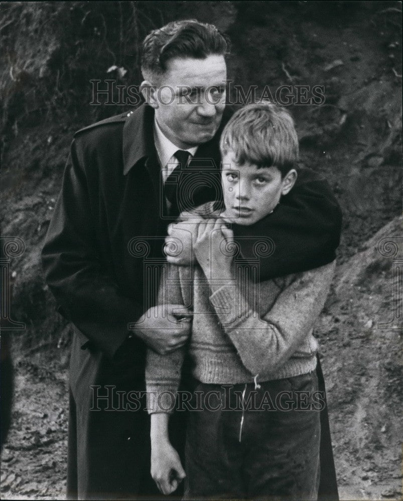 1963 Press Photo Ian Lewis &amp; father Gwilwyn Lewis after pit rescue - KSB42253-Historic Images