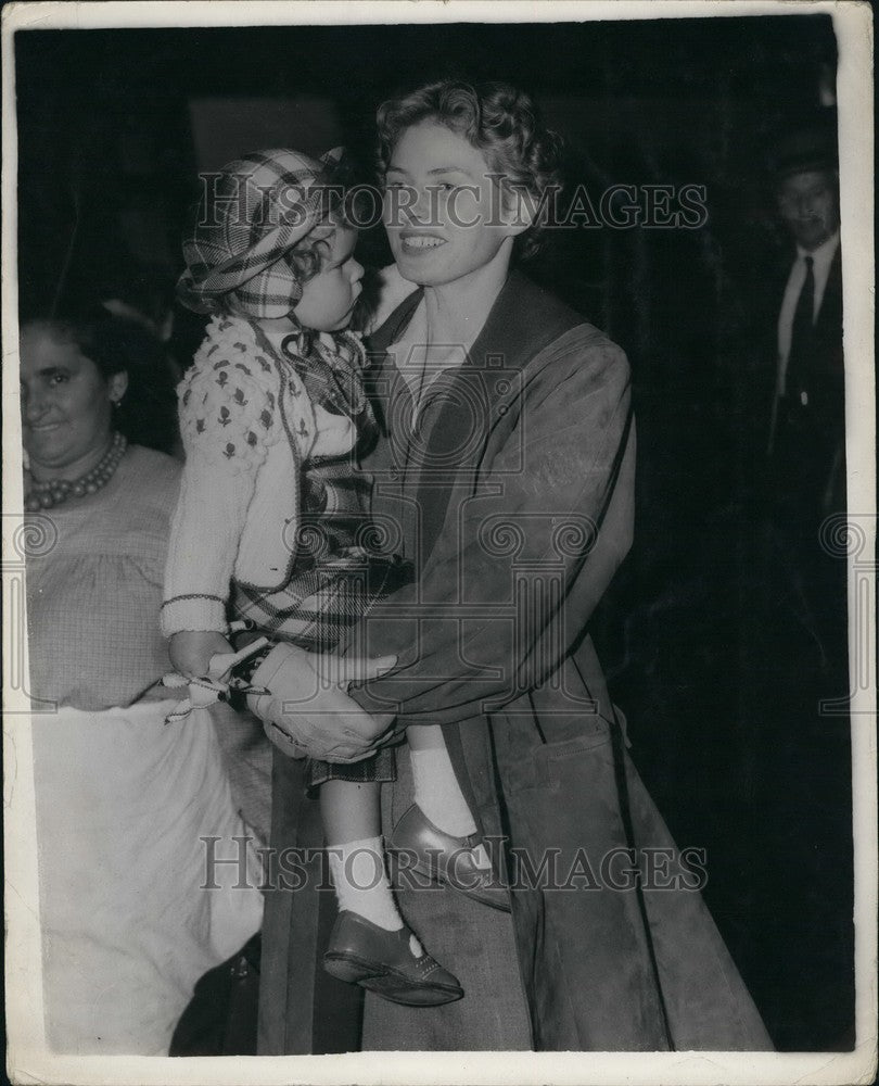 1954 Press Photo Igrid Berman And Children Arrive At Dover - Historic Images