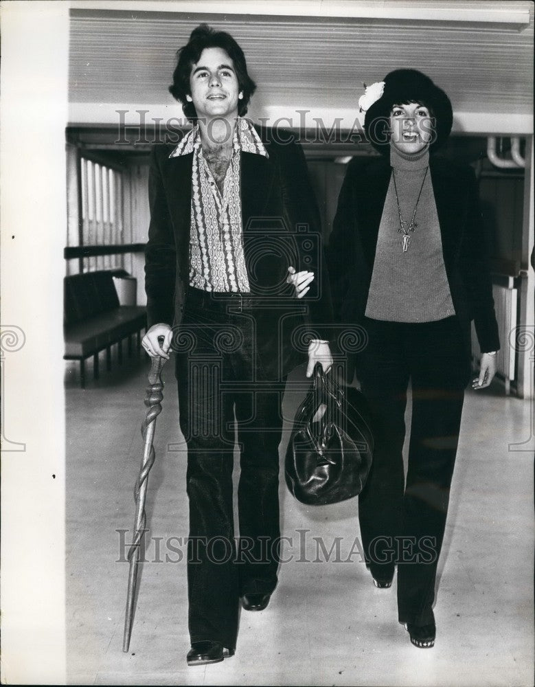 1973 Press Photo Liza Minnelli Singer Boyfriend Desi Arnez Junior Arrive London - Historic Images