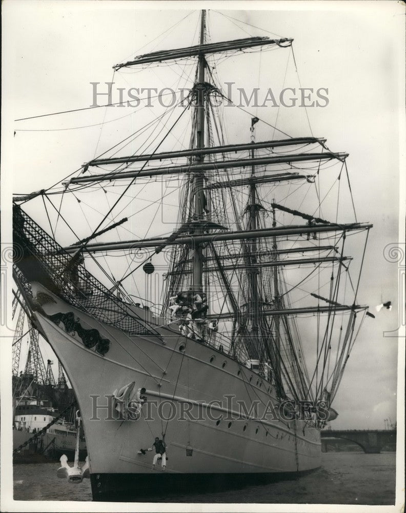 1957 Press Photo US training ship &quot;Eagle&quot; in the Thames - Historic Images