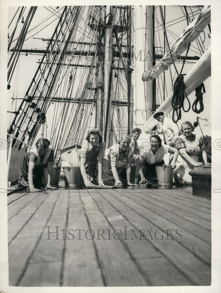 1957 Women Mop Deck Famous Sailing Ship Cutty Sark Tea Clipper - Historic Images