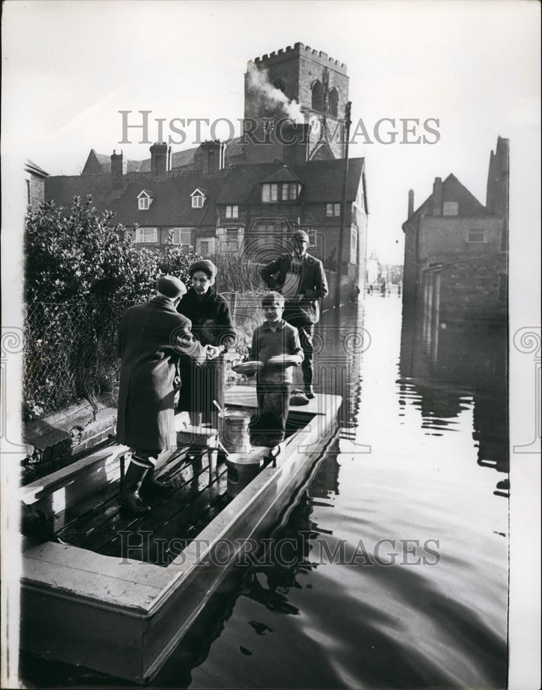 1965 Press Photo Shrowsbury Punt Stops Garden Flooded House Sunday Lunch-Historic Images