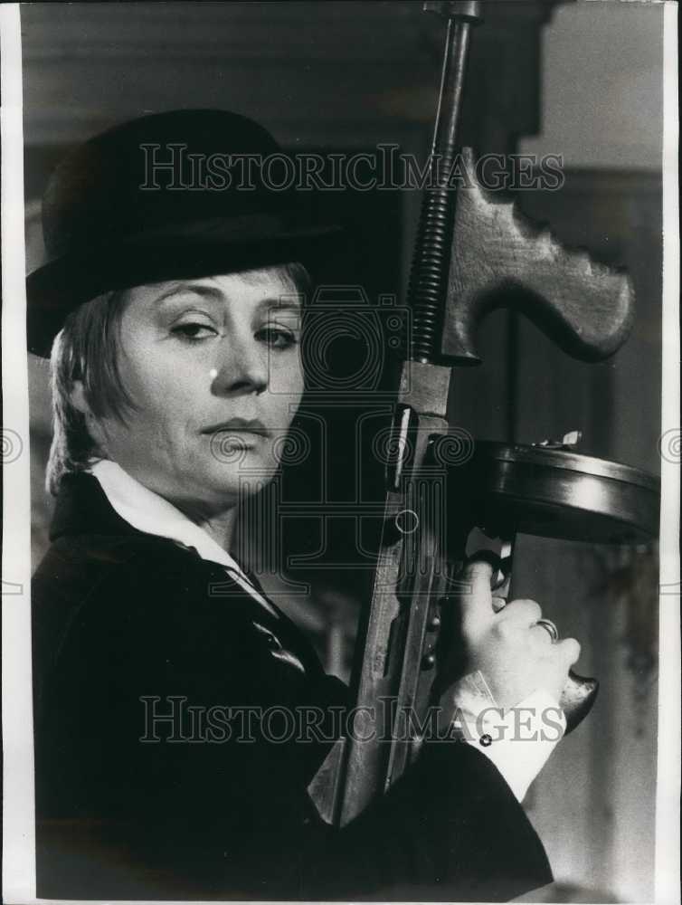 1972 Press Photo Annie Girardot &amp; Gun in &quot;Elle Cause Plus . . . Elle Flingue&quot; - Historic Images