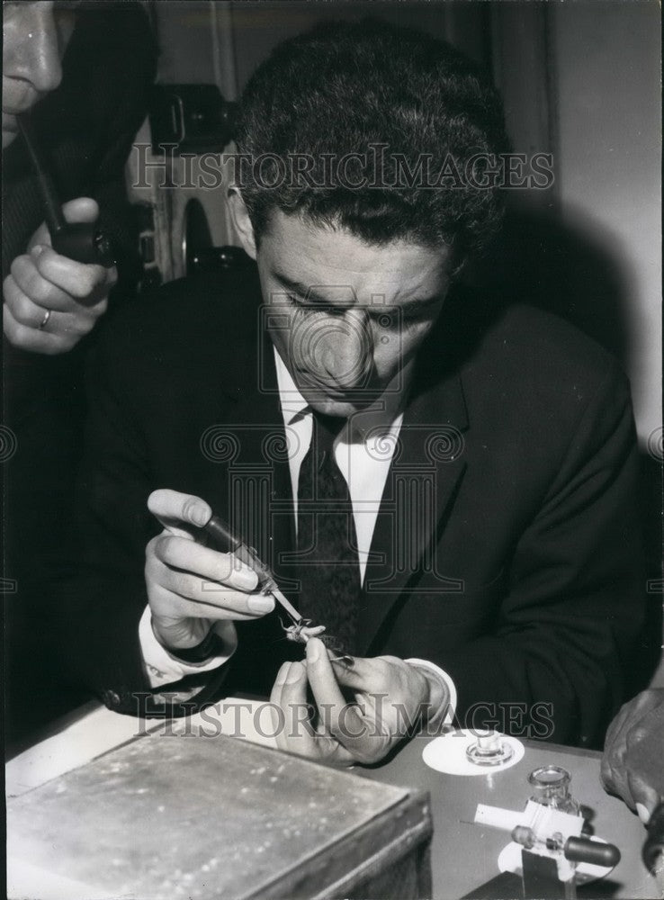 Press Photo Locust Expert Sadiq Husain - KSB42743 - Historic Images