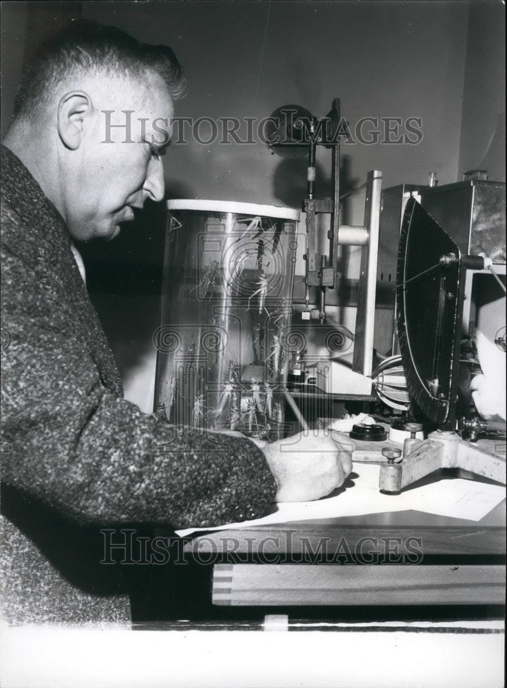 Press Photo Anti Locust Expert, Anti Locust Centre, London - KSB42751-Historic Images