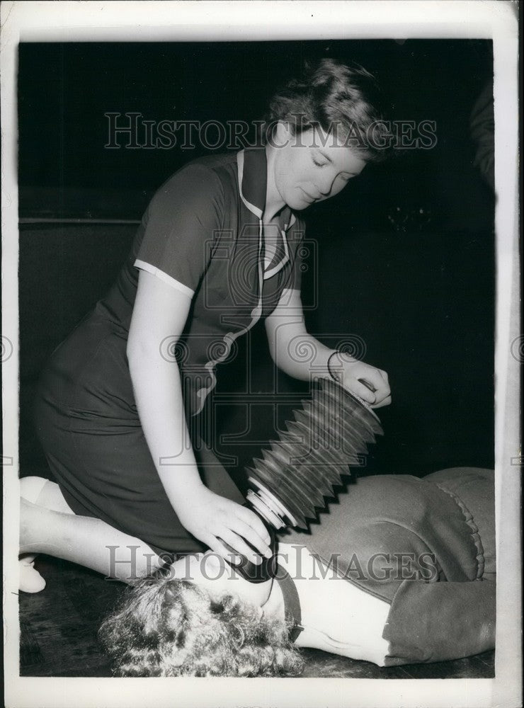 1960 Judy Grinham Olympic Gold Medalist Demonstrates Portable Lung - Historic Images