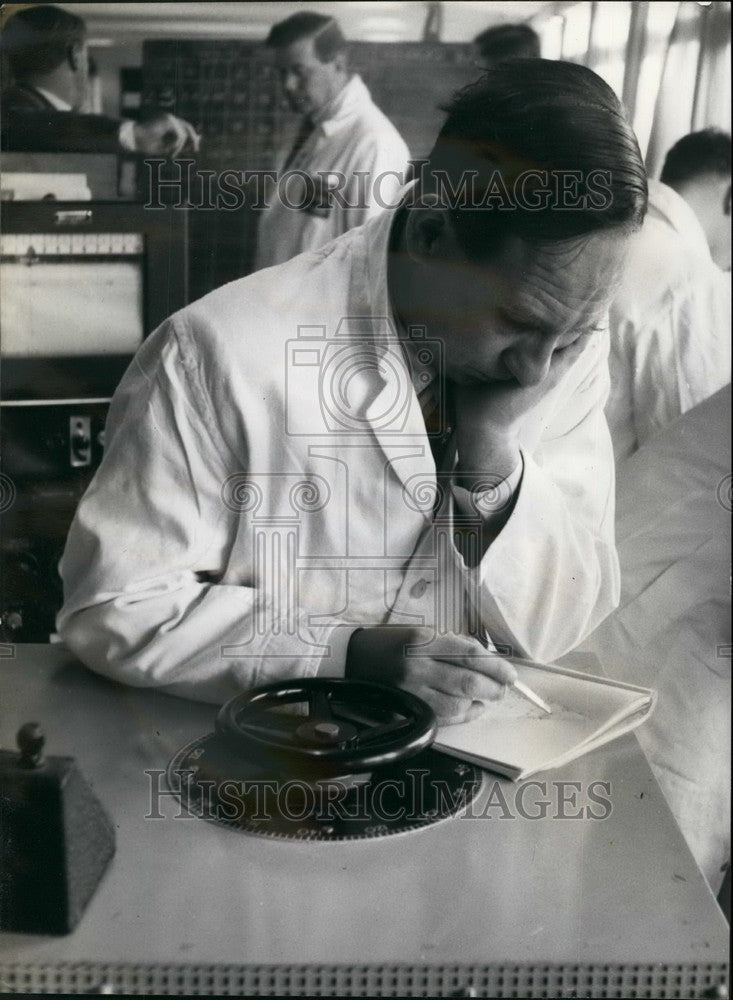 Press Photo Atomic School Student Ronald MacKichan - Historic Images