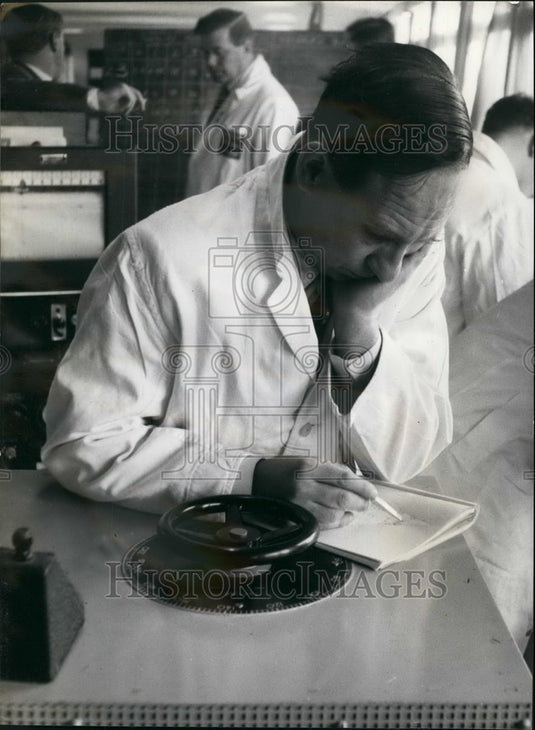 Press Photo Atomic School Student Ronald MacKichan - Historic Images