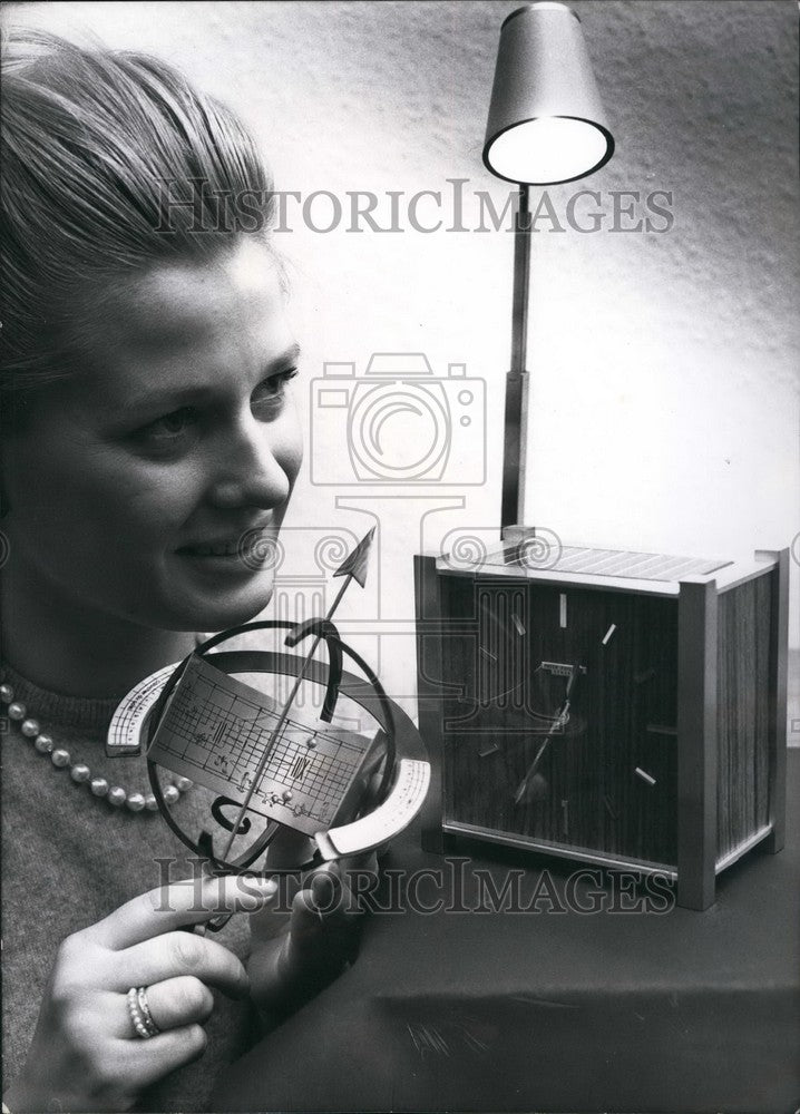 1964 Press Photo Photo Call Light Powered Clock Battery - Historic Images