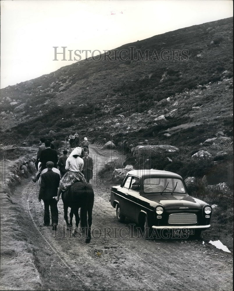 Press Photo Japanese Tourists, County Killarney - KSB42905 - Historic Images