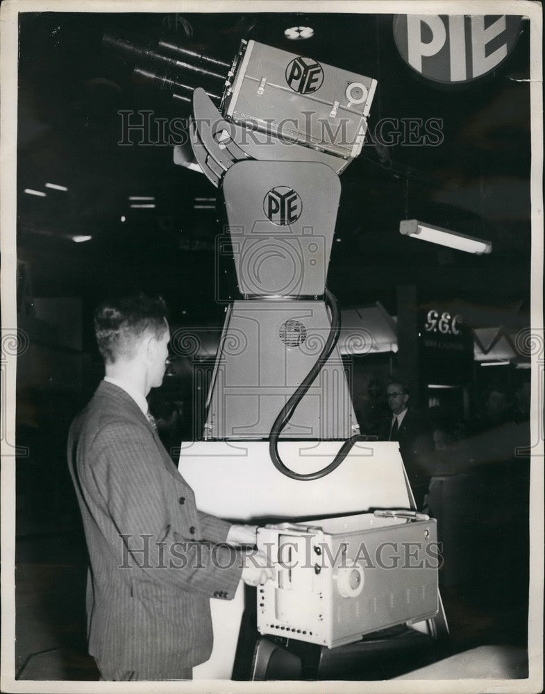 1952 Press Photo remote-controlled Television camera on a pedetal - KSB43045 - Historic Images