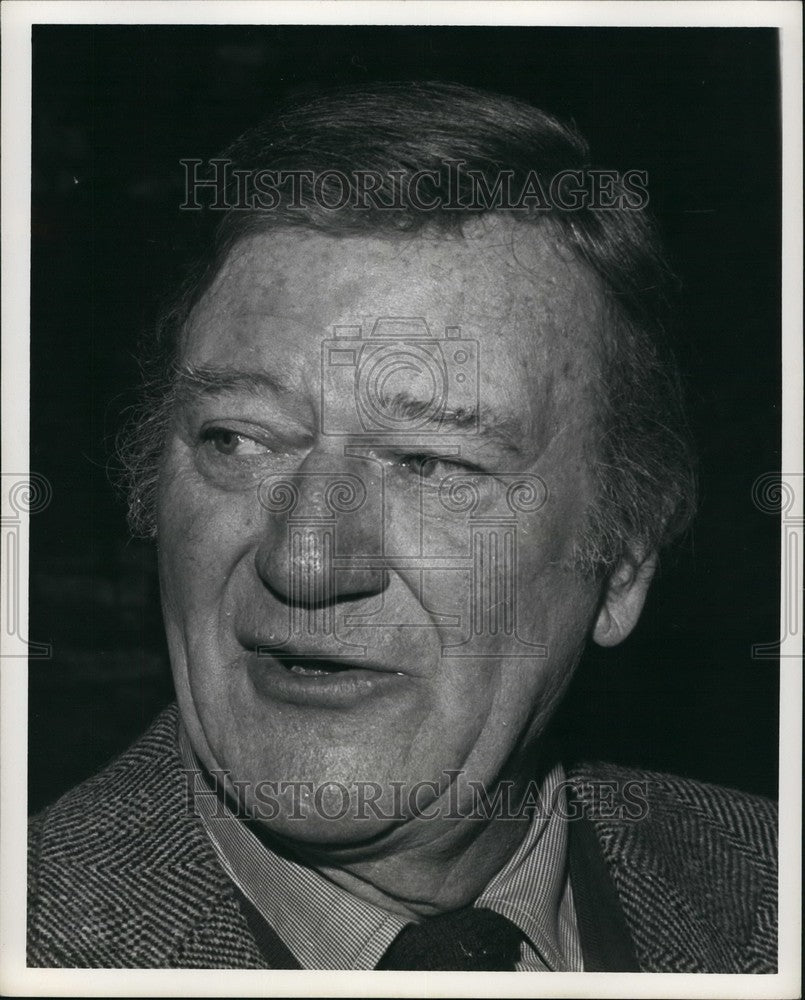 1974 Press Photo John Wayne At Cambridge Harvard Square Theatre - KSB43413 - Historic Images