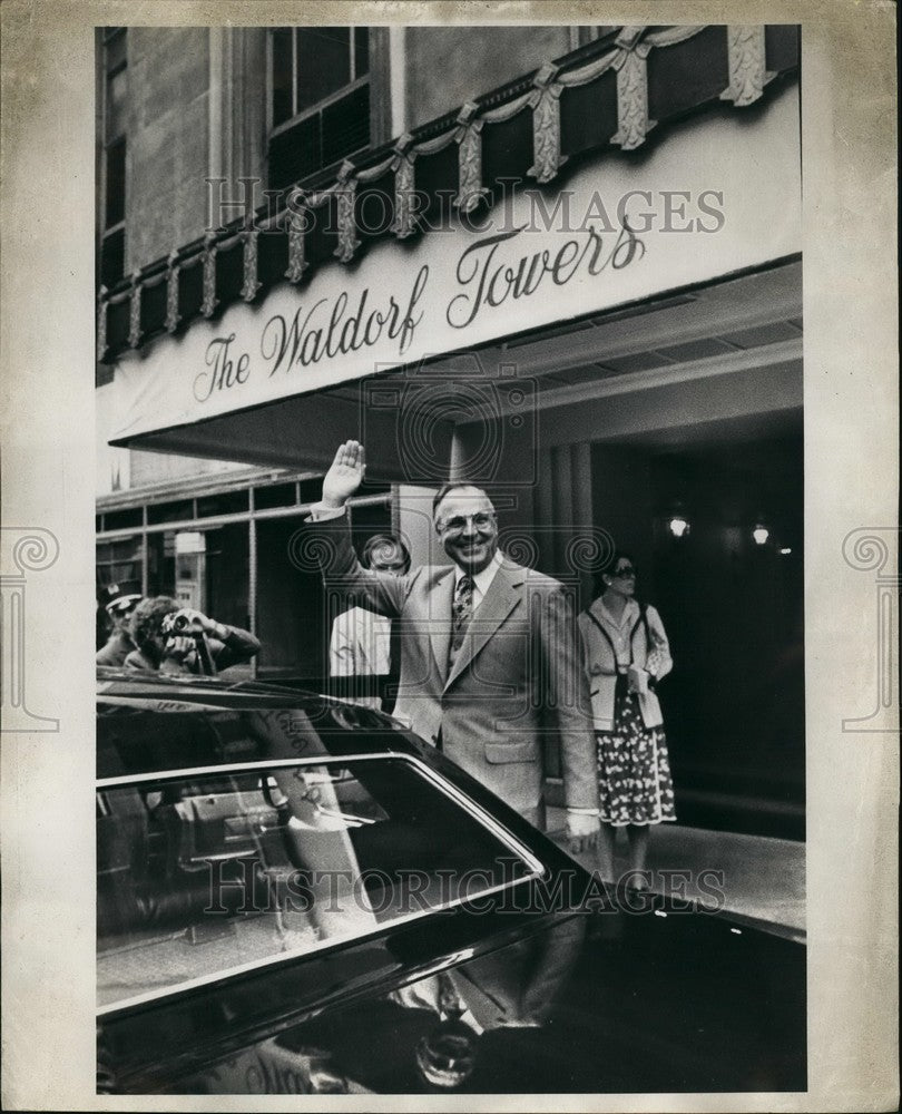 1976, Helmut Kohl Leaving Waldorf Towers Hotel - KSB43569 - Historic Images