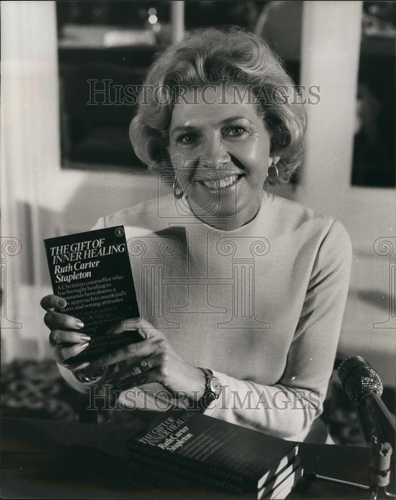 1977, Mrs. Carter Stapleton boosts her book Author - KSB43599 - Historic Images