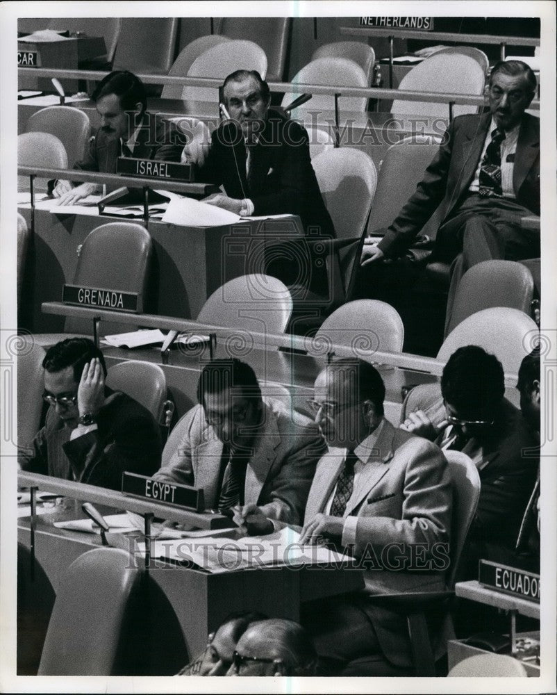 1977 Press Photo Israeli Ambassador Chaim Herzog Egyptian Delegate Ahmed Mequid-Historic Images