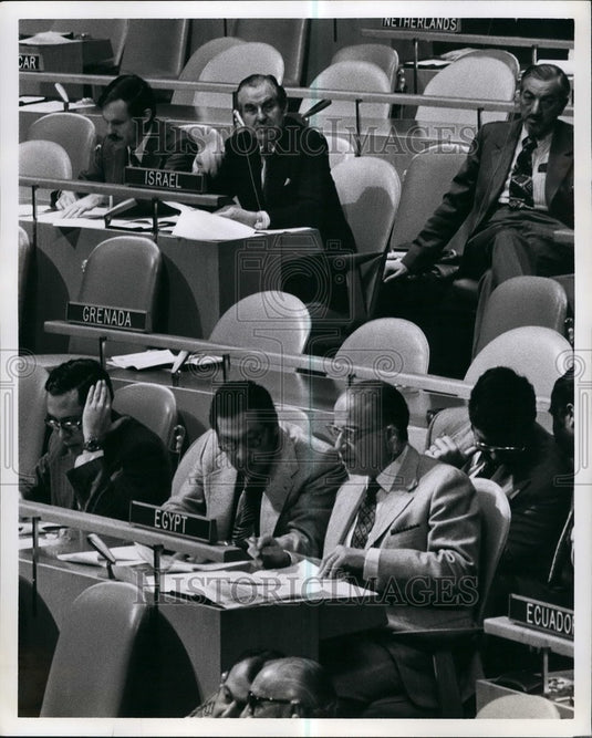 1977 Press Photo Israeli Ambassador Chaim Herzog Egyptian Delegate Ahmed Mequid-Historic Images