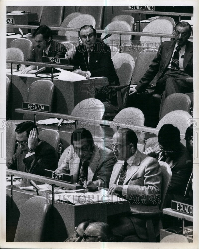 1977 Press Photo United Nations Assembly Chaim Herzog Ahmed Esmat Abdec Mequid - Historic Images