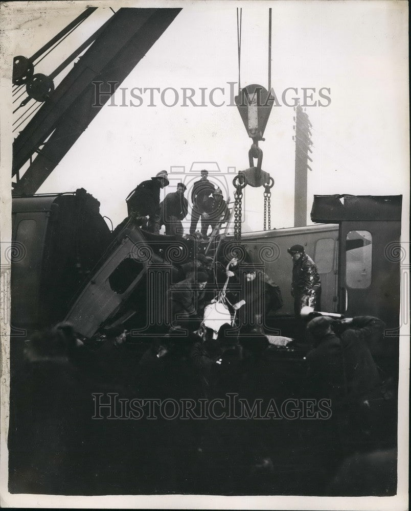 1957 Press Photo Lewisham Rail Disaster Rescue Workers Removing Victim - Historic Images